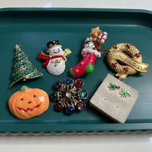 7 Piece Vintage 1980s / 1990s Holiday Christmas Halloween Brooch Earring Lot